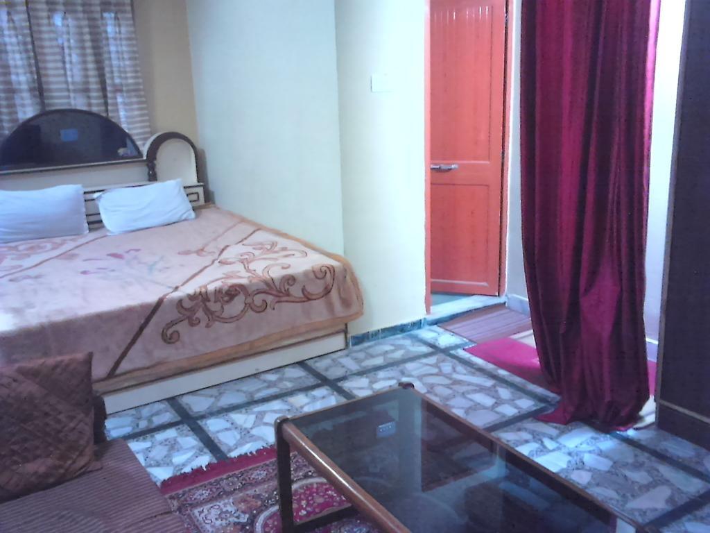 Leela Guest House Varanasi Room photo