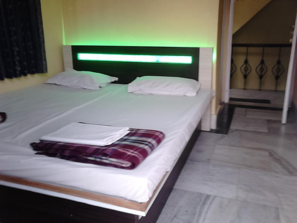 Leela Guest House Varanasi Room photo
