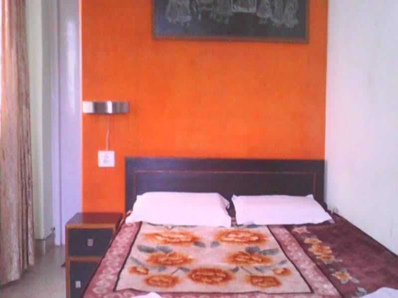 Leela Guest House Varanasi Exterior photo